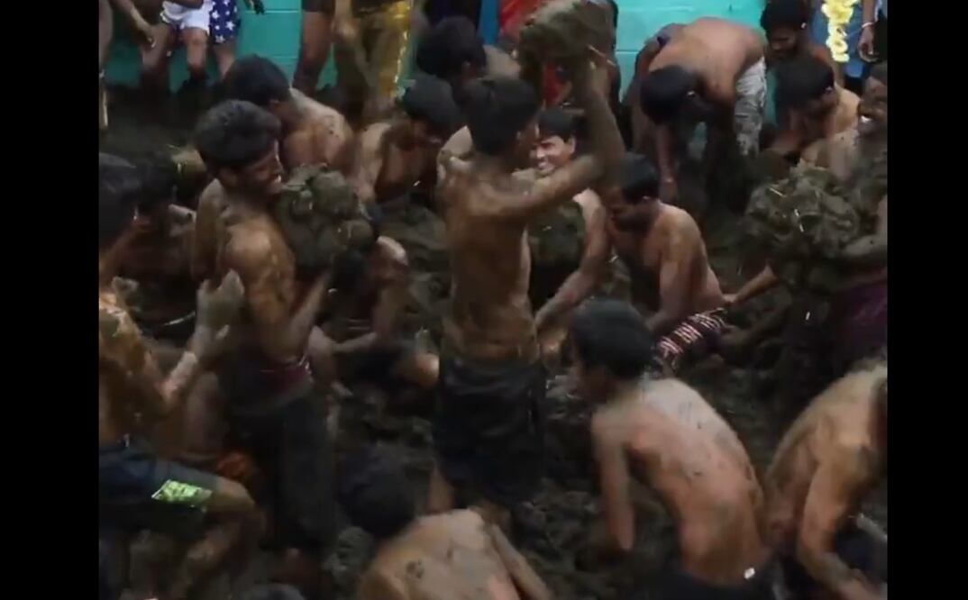 Decenas de personas se lanzan excremento de vaca en este peculiar ritual que marca el fin del festiva Diwali en la India. Foto: Captura de pantalla