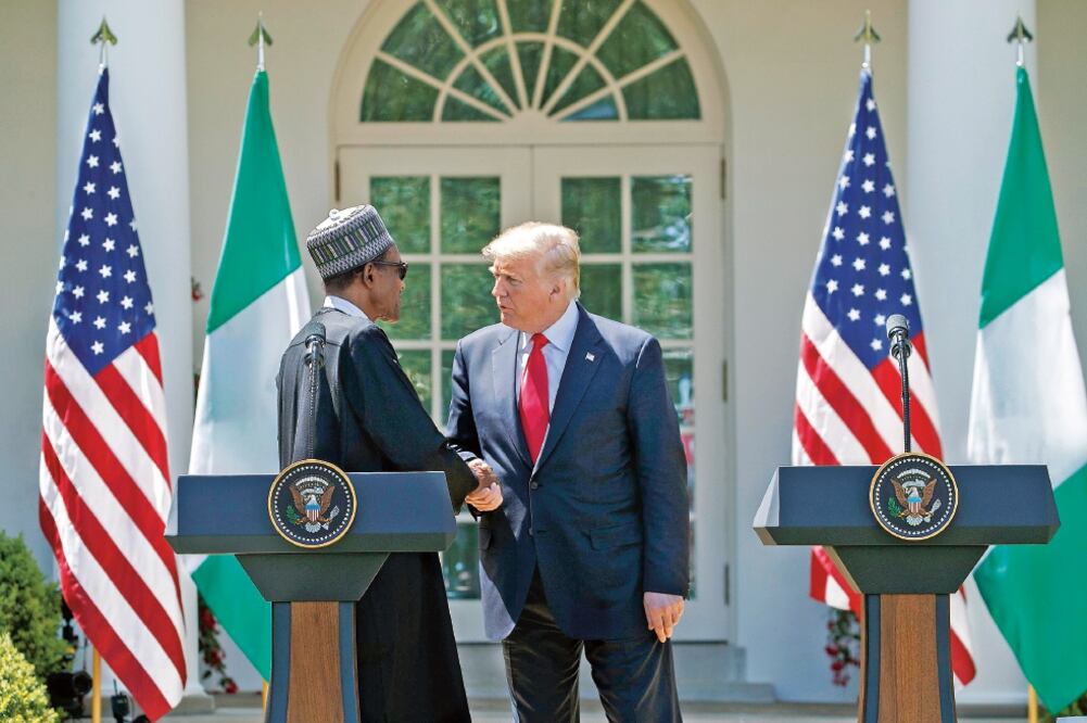 El presidente de EU, Donald J. Trump se refirió al tema migratorio en su país durante la conferencia de prensa conjunta que ofreció con el mandatario de Nigeria, Muhammadu Buhari (izq.) (SHAWN THEW. EFE)