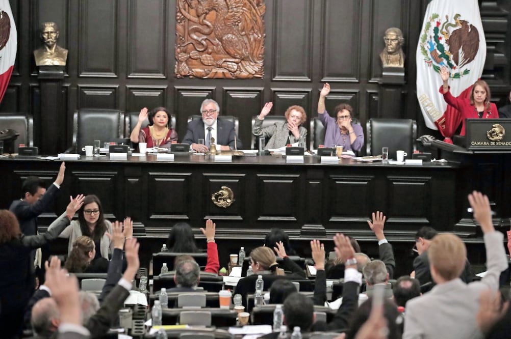 Los diputados constituyentes realizaron ayer su sesión sin seguridad adicional, pese a los 'jitomatazos' que lanzaron en contra del coordinador de la bancada del Revolucionario Institucional. (ALEJANDRO ACOSTA. EL UNIVERSAL)