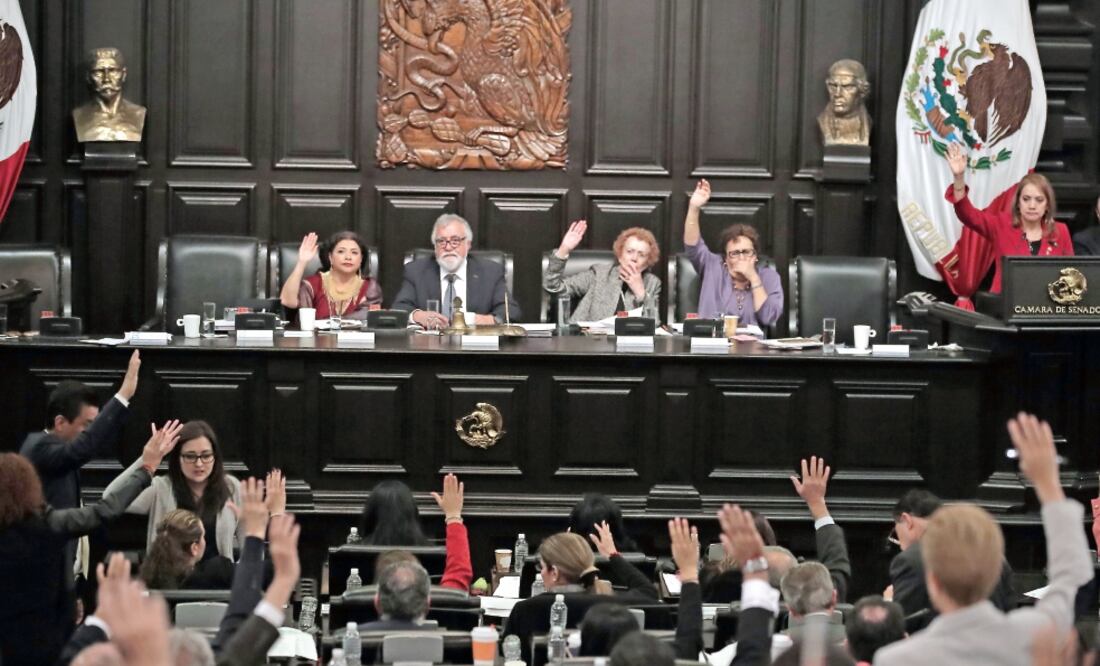 Los diputados constituyentes realizaron ayer su sesión sin seguridad adicional, pese a los 'jitomatazos' que lanzaron en contra del coordinador de la bancada del Revolucionario Institucional. (ALEJANDRO ACOSTA. EL UNIVERSAL)