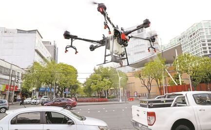Así sanitizan drones a Polanco desde el aire