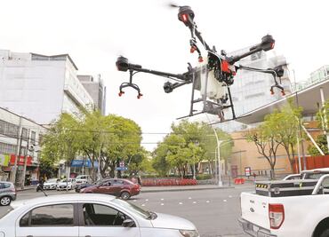 Así sanitizan drones a Polanco desde el aire