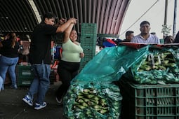 Con música y baile, comerciantes y clientes festejan el 39 aniversario del Mercado de Flores y Hortalizas de la Central de Abastos en Iztapalapa