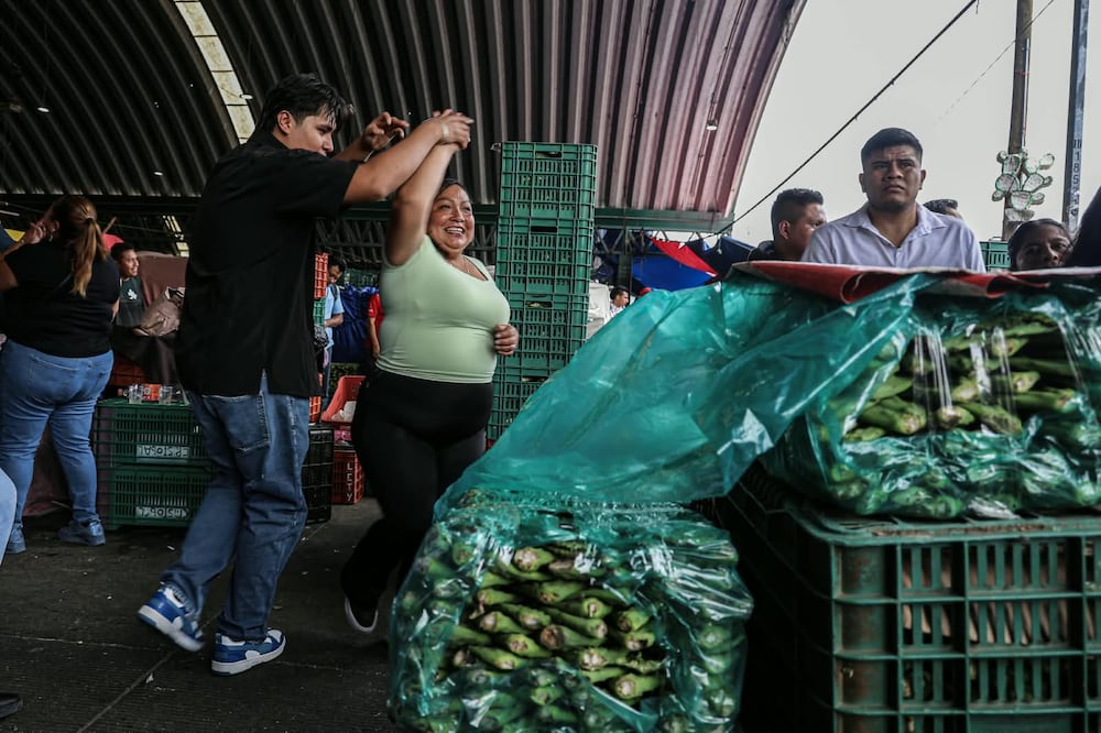 Con música y baile, comerciantes y compradores festejan el 39 aniversario del Mercado de Flores y Hortalizas de la Central de Abastos en Iztapalapa. (Foto: Gabriel Pano/ EL UNIVERSAL)