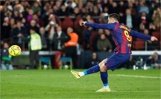 Robert Lewandowski falla penalti "a lo Chicharito"; el delantero del Barcelona erró de manera increíble contra el Atleti