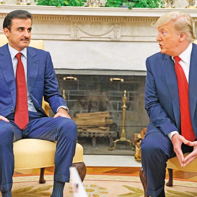 El presidente de Estados Unidos, Donald Trump, con el emir de Qatar, Tamim bin Hamad Al Zani, ayer al llegar a la Casa Blanca, en Washington. MICHAEL REYNOLDS. EFE