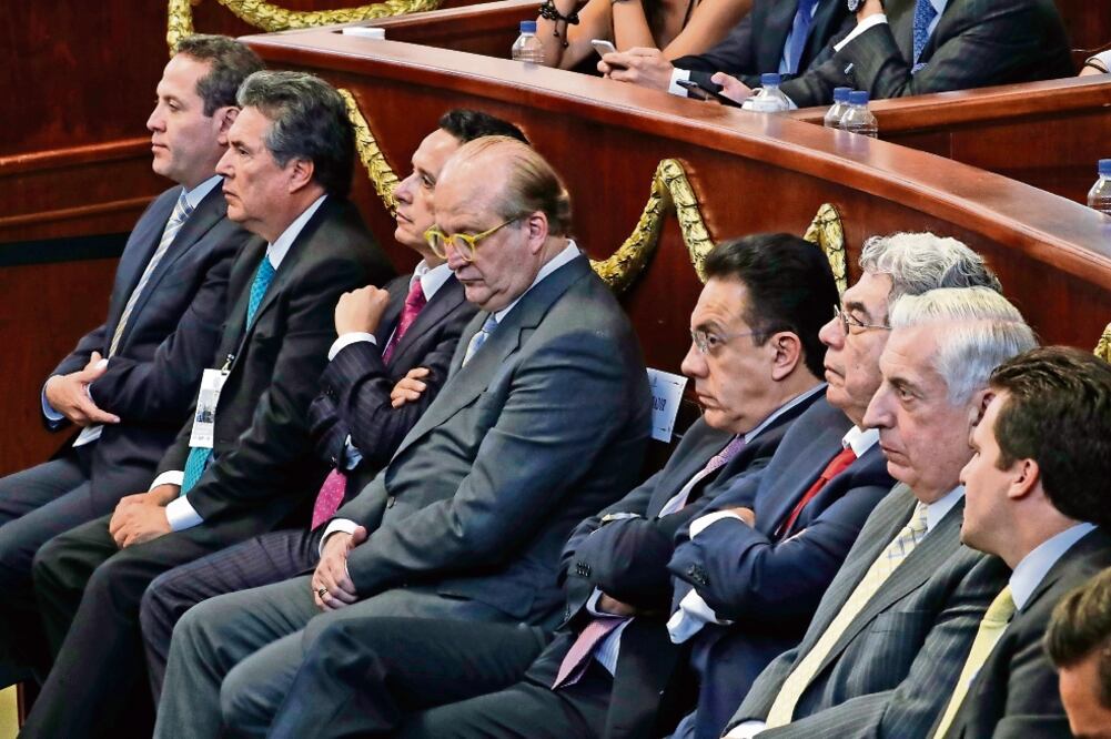 Los gobernadores invitados, aunque algunos llegaron un poco después de la hora citada, escucharon el informe del jefe de gobierno (LUIS CORTÉS. EL UNIVERSAL)