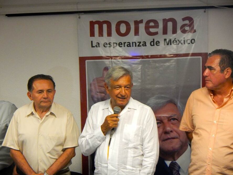 El líder nacional de Morena presentó a José Luis Pech Varguez (izq) como nuevo promotor de Morena en Quintana Roo (Foto: Adriana Varillas)