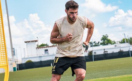 Santiago Giménez choca con un compañero y lo lesiona; le provocó una fractura de peroné 