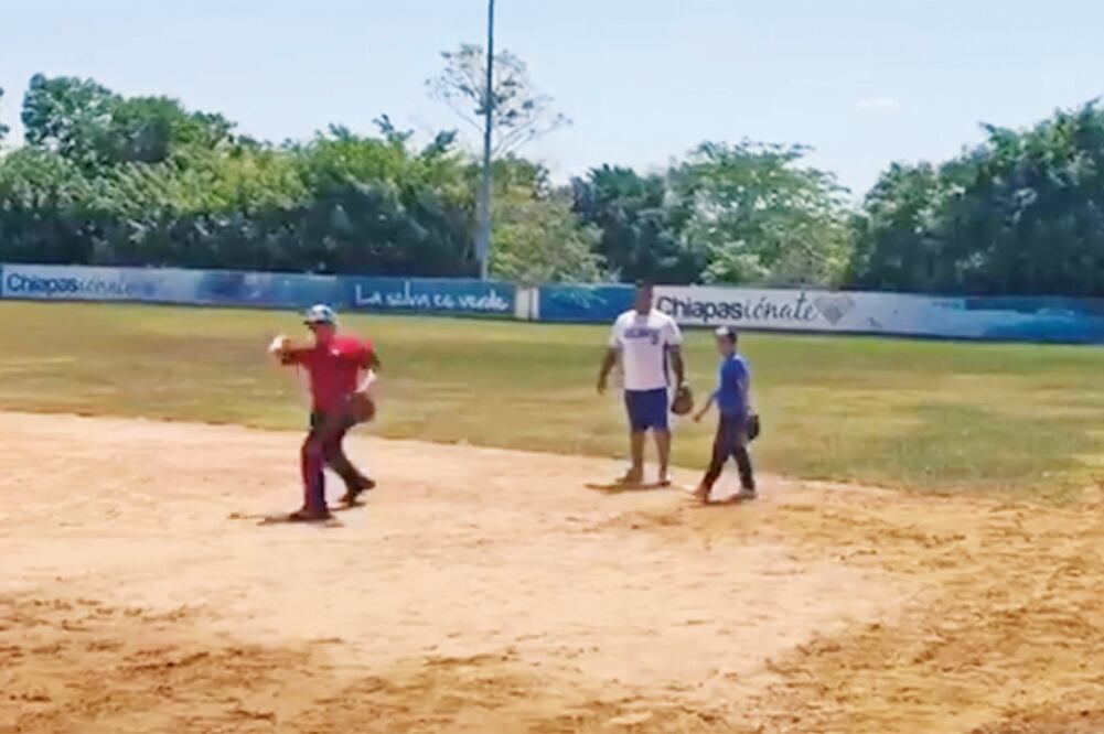 Andrés Manuel López Obrador (de rojo en las imágenes a la izq.) practicó su fildeo en un entrenamiento del equipo Guacamayas de Palenque, en Chiapas. A la derecha, una foto de archivo en la que se aprecia su swing. (FOTOS: TOMADAS DE VIDEO Y ARCHIVO)