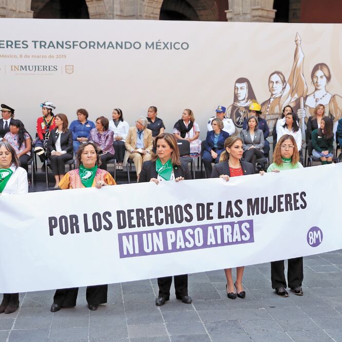 Un grupo de mujeres con pañuelos verdes (símbolo de apoyo a la interrupción legal del embarazo) y la diputada federal Martha Tagle (MC) sostuvieron una lona con el mensaje “Por los derechos de las mujeres. Ni un paso atrás”, como protesta a la decisión