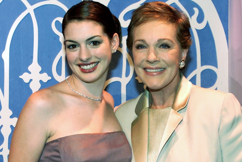 Julie Andrews y Anne Hathaway en una premier en Hollywood en el 2001. Foto: T PREMIERE PARTY IN HOLLYWOOD,FSP/JP,Periodico El Universal,USA,REUTERS