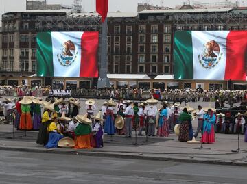 AMLO encabeza desfile de la Revolución Mexicana, primer acto masivo ante el avance de la vacunación