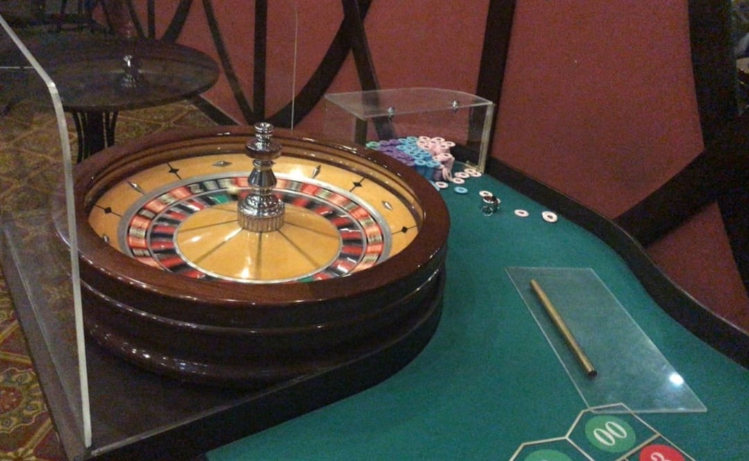 PGR aseguró 203 máquinas electrónicas, una ruleta americana y seis mesas de póker que funcionaba como casino en Delicias. Foto: Especial