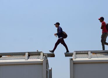 Con machetes y palos, migrantes agreden a agentes del INM en Oaxaca