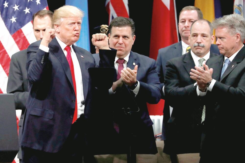 Ceremonia. El presidente estadounidense, Donald Trump, ayer en una graduación de agentes del FBI