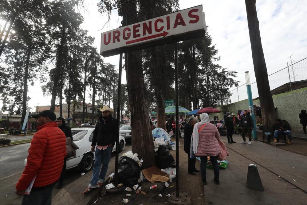 Entre el frío, ambulantes y basura, familiares esperan a sus niños enfermos. FOTO: Jorge Alvarado/ EL UNIVERSAL/