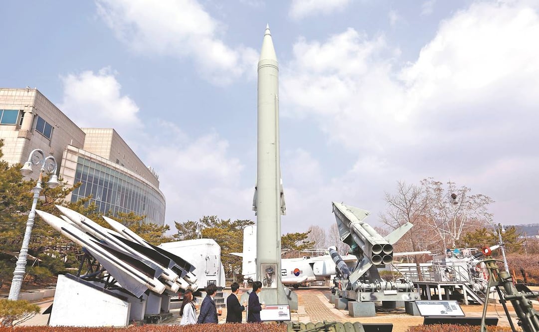 Surcoreanos pasan junto a un misil balístico norcoreano exhibido en un museo en Seúl, en esta imagen de 2019. Foto: EFE.