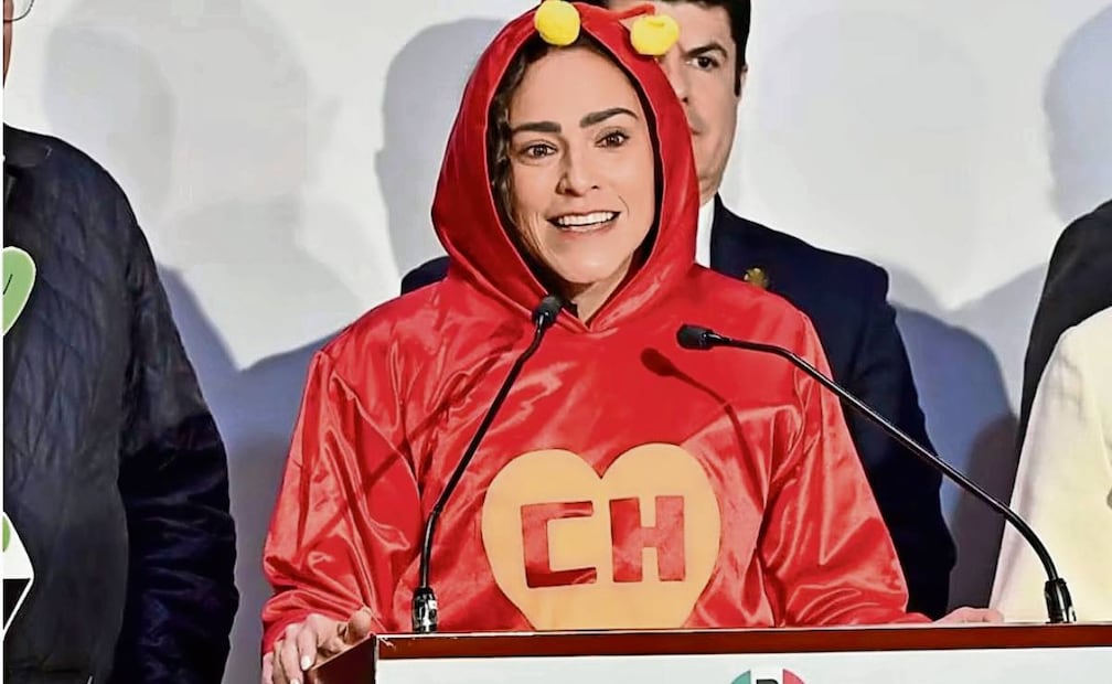 La diputada Abigail Arredondo se disfrazó de Chapulín Colorado para presentar una iniciativa en contra del chapulineo. Foto: Especial