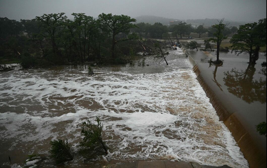 Imagen de la inundación causada por una crecida repentina en el río Guadalupe en Kerrville, Texas, el 5 de julio de 2025. Rescatistas buscan al menos a 27 niñas desaparecidas de un campamento de verano que se encontraba junto al río. Foto: AFP