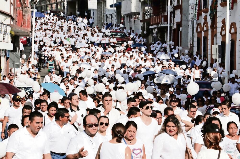 Se calcula que más de mil 500 personas marcharon por las calles de Villahermosa vestidos con camiseta blancas y globos en la mano. Se reporta que hubo manifestaciones en casi todos los municipios de la entidad (LUMA LOPEZ. EL UNIVERSAL)