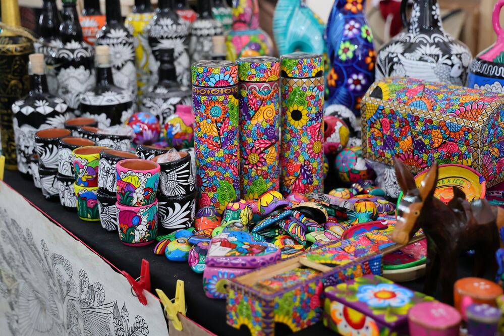 En la feria de artesanías que se encuentra en el Zócalo de la CDMX participan decenas de artesanos de distintas partes del país. (Foto: especial)