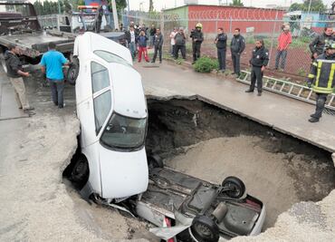 Caen dos automóviles en socavón de Ecatepec