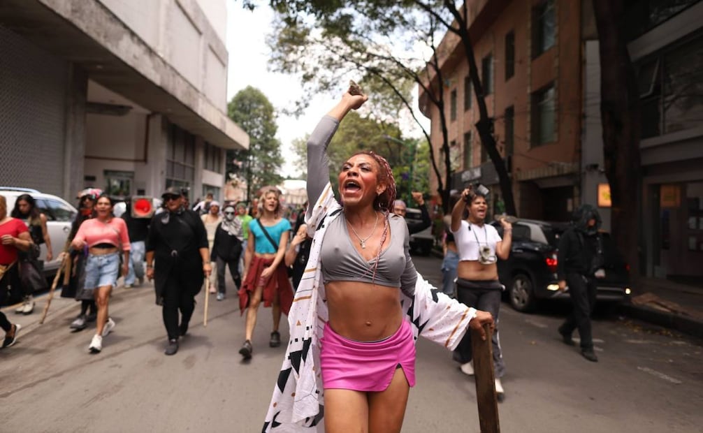 Integrantes de la comunidad trans, las cuales mantienen un plantón desde hace 21 días afuera de la Secretaria de Gobernación, marcharon con los fines de exigir justicia y un diálogo con la titular de dicha dependencia, Rosa Icela Rodríguez. Foto: Graciela López / EL UNIVERSAL