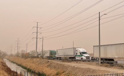 Actualización de sistema de aduanas provoca largas filas de vehículos de carga en Ciudad Juárez; Puente de Zaragoza, el más afectado