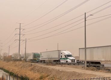 Actualización de sistema de aduanas provoca largas filas de vehículos de carga en Ciudad Juárez; Puente de Zaragoza, el más afectado