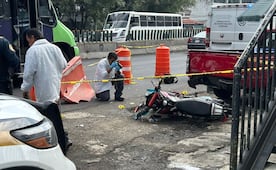Muere un hombre tras choque de motocicleta en la entrada a Santa Fe; mujer y menor resultan lesionadas 
