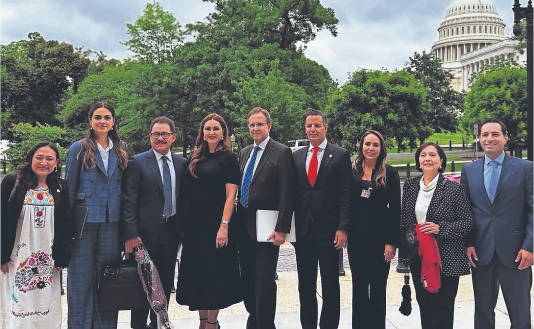 El grupo de legisladores mexicanos fue recibido ayer en la mañana por los integrantes del Caucus Hispano del Congreso de Estados Unidos. Foto Especial