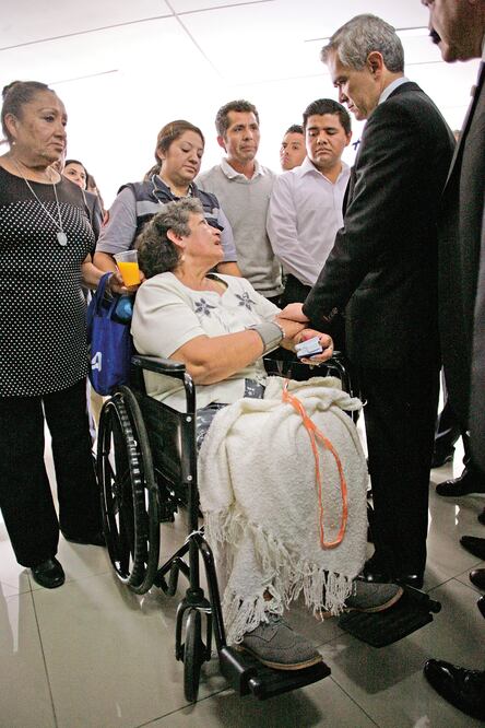 El jefe de gobierno, Miguel Ángel Mancera, platica con la señora Concepción, luego que esta se desmayara en el evento que encabezó el mandatario capitalino (IVAN STEPHENS. EL UNIVERSAL)