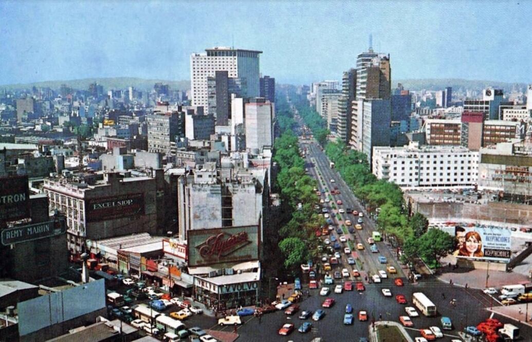 Vista del cruce del Paseo de la Reforma y las avenidas de la República, Bucareli y Juárez en una postal de los años setenta. A la derecha se aprecia el predio que dejó la demolición del Edificio Corcuera, y del lado izquierdo aún no se construía la nueva sede del diario Excélsior. Crédito imagen: Col. Villasana-Torres