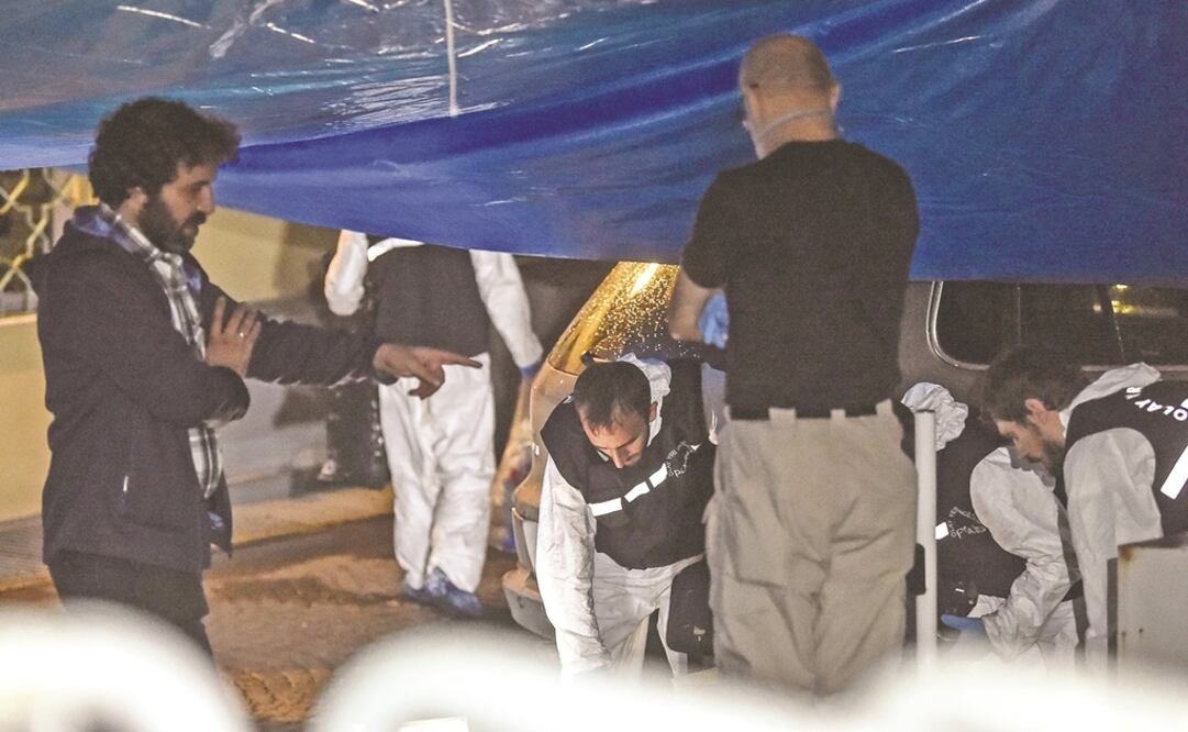 Pesquisas. Forenses turcos buscaban ayer evidencias del caso Jamal Khashoggi en el consulado de Arabia Saudita en Estambul. Foto: AFP