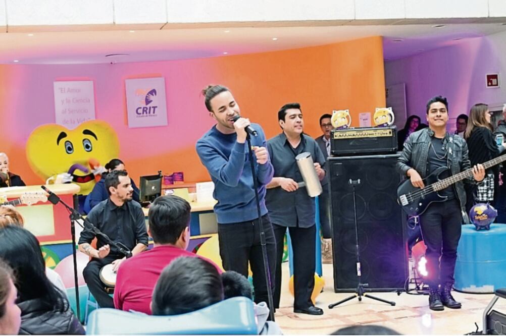 Prince Royce cantó para los niños emn el CRIT Tlalnepantla (TOMADA DE TWITTER)