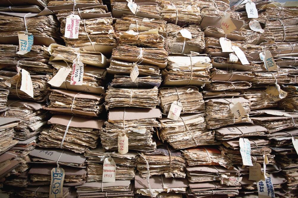 Los archivos fueron recibidos en condiciones deplorables causadas por el abandono en el que se encontraban, pues permanecieron almacenados en lugares con filtraciones de agua (IMÁGENES CORTESÍA DE LA FUNDACIÓN ALFREDO HARP HELÚ)