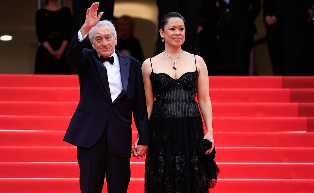 El actor estadounidense Robert De Niro y su pareja, Tiffany Chen, llegan a la ceremonia de apertura y la proyección de la película "Partir un Jour" (Adiós), presentada fuera de competición en la 78.ª edición del Festival de Cine de Cannes, en Cannes, sur de Francia, el 13 de mayo de 2025. Foto de Valery HACHE / AFP.