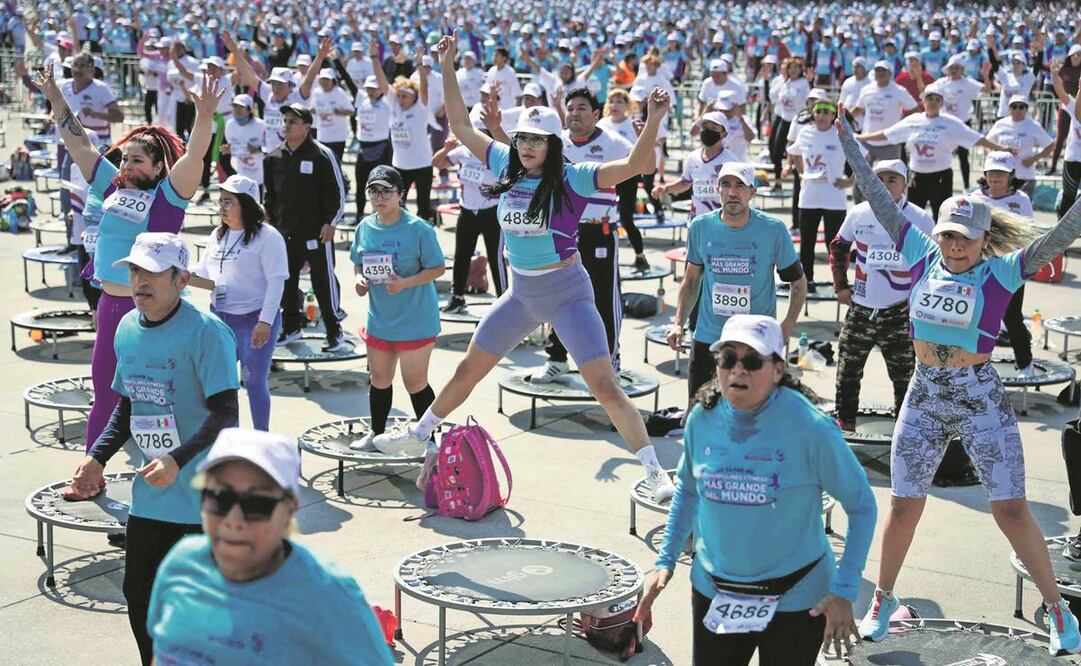 Aunque en la Clase de Trampolín Fitness participaron 4 mil 65 personas, 130 fueron descalificadas por no hacer los ejercicios de forma seguida, por lo que el récord Guinness se batió con 3 mil 935. Foto: Diego Simón/EL UNIVERSAL