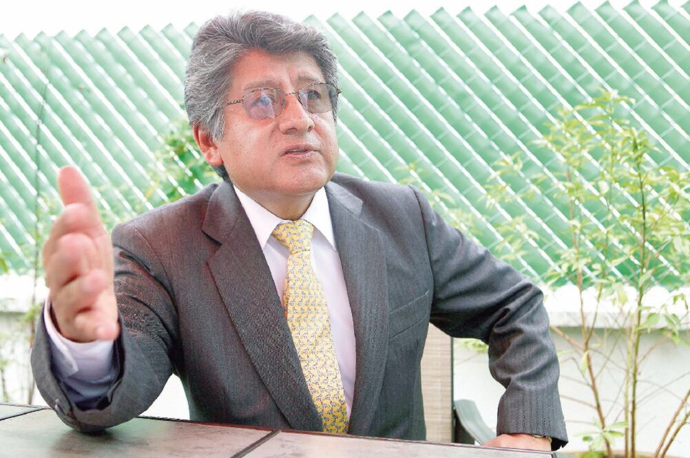 Tras anunciar la renuncia de su bancada a las prestaciones, el líder de los diputados del PRD, Francisco Martínez Neri, llamó a los poderes Judicial y Ejecutivo a “apretarse el cinturón” para lograr ahorros en el gobierno (ARCHIVO EL UNIVERSAL)