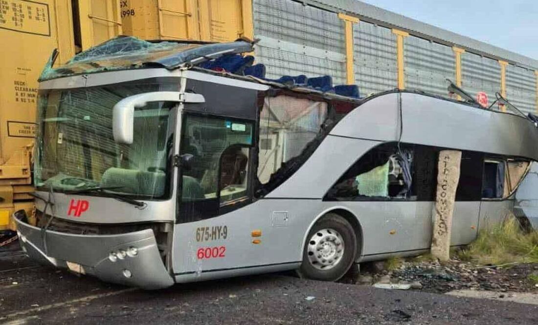 Tren en Atlacomulco embiste a autobús de pasajeros; reportan 8 muertos y 45 lesionados. Foto: Especial