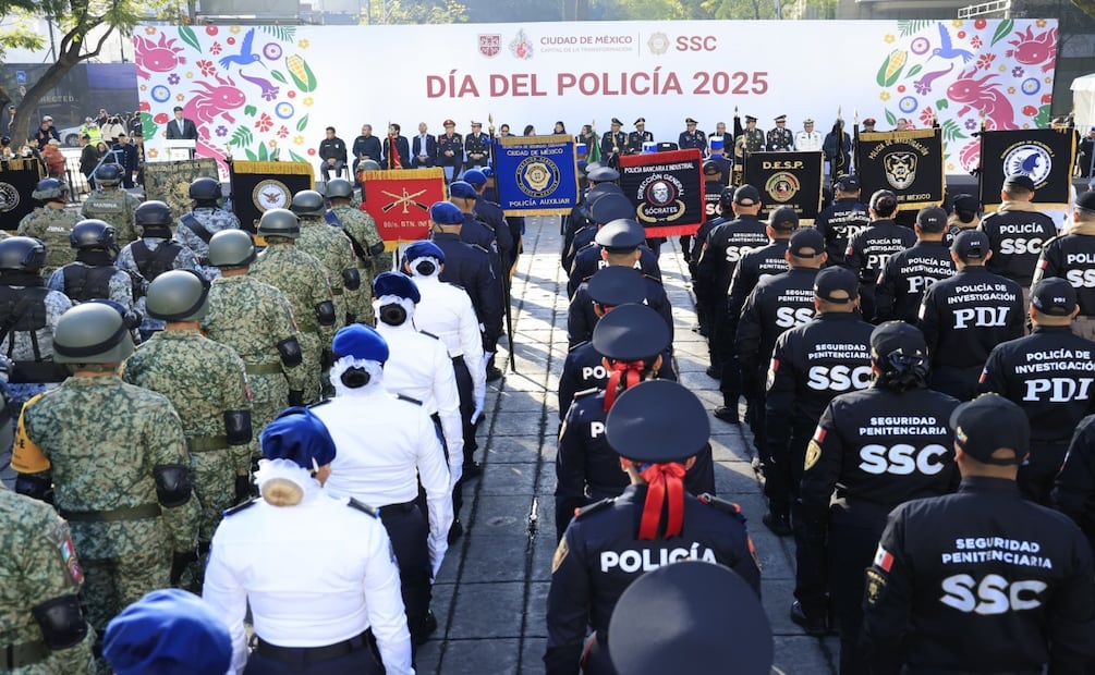 Clara Brugada encabeza desfile por el Día del Policía; destacó la reducción de la incidencia delictiva. Foto: Especial