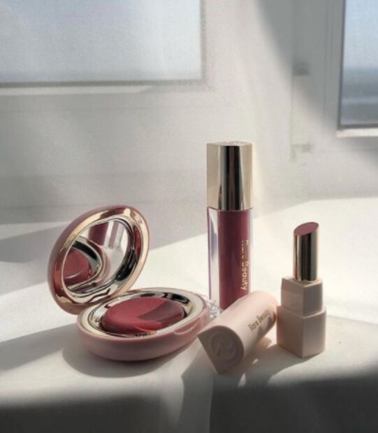 Esta serie usa la marca de belleza de Selena Gomez para maquillar a sus actores