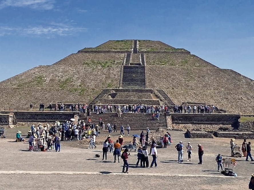 La Calzada de Los Muertos recibió cientos de turistas que apreciaron los vestigios prehispánicos. Foto: Emilio Fernández | El Universal