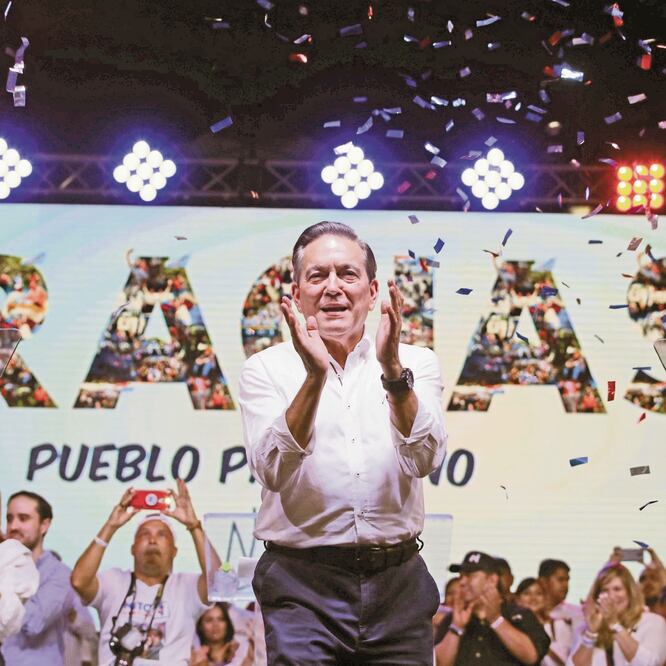 El candidato presidencial Laurentino Cortizo festejó, en Ciudad de Panamá, el resultado del tribunal electoral que lo dio por ganador de los comicios. BIENVENIDO VELASCO. EFE