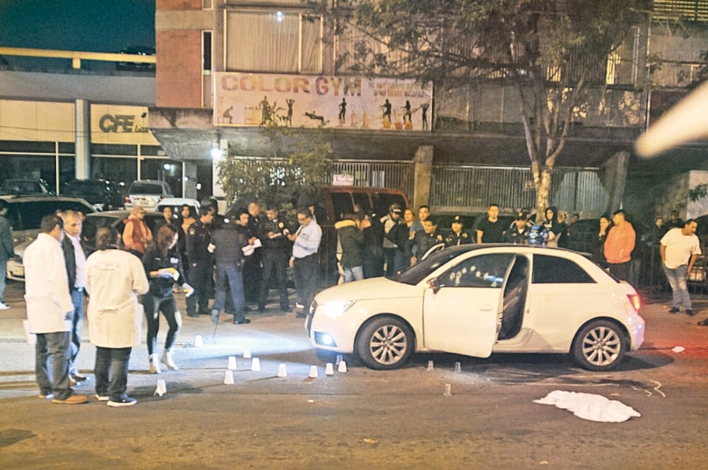 Joel “N” manejaba un Audi cuando dos gatilleros a bordo de una moto los alcanzaron, éstos pidieron a la copiloto que bajara del auto y al negarse abrieron fuego, hiriéndola a ella y matando a su hijo que estaba en el asiento trasero (LUIS CARBAYO. CUARTO)