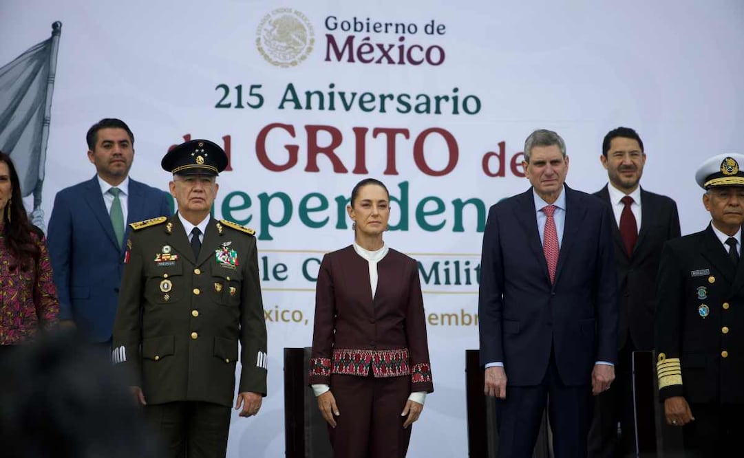 La presidenta Claudia Sheinbaum Pardo encabeza el Pase de Revistas previo al Desfile Cívico Militar por el 215 Aniversario del Grito de Independencia de México. Foto Hugo Salvador / EL UNIVERSAL.