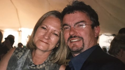 "Mi mamá mató a mi papá con un martillo pero quiero que la liberen"