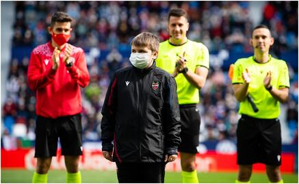 Niño ucraniano que huyó de la guerra realizó el saque de honor en partido del Levante