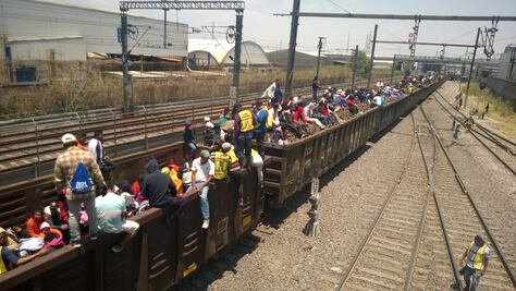 Miembros de la Caravana Migrante abordan tren en Tultitlán